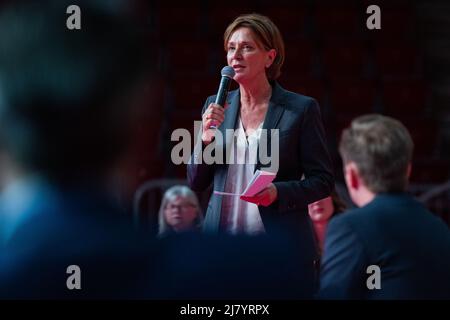 Düsseldorf, Allemagne. 11th mai 2022. Yvonne Gebauer, ministre des écoles et de l'éducation de l'État de Rhénanie-du-Nord-Westphalie, prend la parole à la Conférence extraordinaire du Parti d'État du FDP dans le dôme de la Banque PSD. Credit: Rolf Vennenbernd/dpa/Alay Live News Banque D'Images