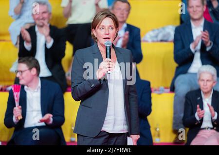 Düsseldorf, Allemagne. 11th mai 2022. Yvonne Gebauer, ministre des écoles et de l'éducation de l'État de Rhénanie-du-Nord-Westphalie, prend la parole à la Conférence extraordinaire du Parti d'État du FDP dans le dôme de la Banque PSD. Credit: Rolf Vennenbernd/dpa/Alay Live News Banque D'Images