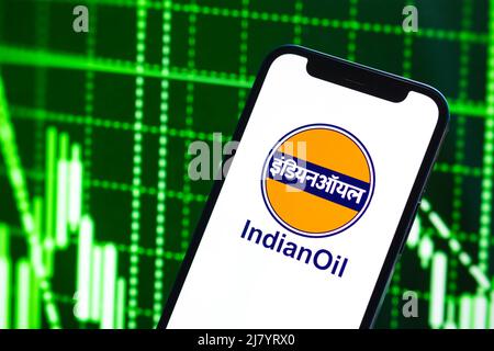 Poltava, Ukraine - 11 mai 2022 : société du logo IndianOil, prix du gaz et du pétrole, industrie énergétique. Graphiques du marché pétrolier, fonds de réserve financier mondial Banque D'Images