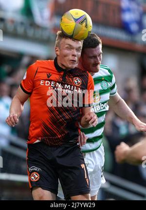 Ilmari Niskanen de Dundee United (à gauche) et Anthony Ralston du Celtic se battent pour le ballon lors du match cinch Premiership au parc Tannadice, Dundee. Date de la photo: Mercredi 11 mai 2022. Banque D'Images