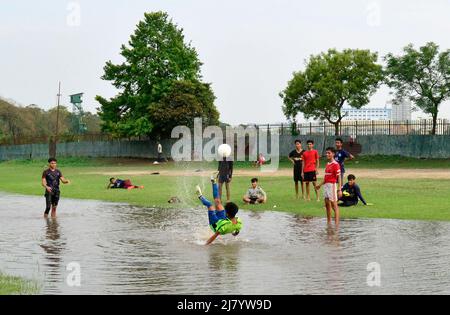 Kolkata, Bengale occidental, Inde. 11th mai 2022. Les garçons jouent au football dans un terrain inondé après de fortes pluies à Kolkata, Inde, 11 mai 2022. (Credit image: © Indranil Aditya/ZUMA Press Wire) Banque D'Images