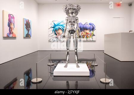 New York, États-Unis. 11th mai 2022. Une sculpture figurative à grande échelle et des portraits de Clone-X peints à la main par l'artiste japonais Takashi Murakmi sont exposés au Gagosien de New York, New York, le 11 mai 2022. (Photo de Gabriele Holtermann/Sipa USA) crédit: SIPA USA/Alay Live News Banque D'Images