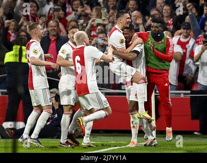 AMSTERDAM - (lr) Kenneth Taylor d'Ajax, Dusan Tadic d'Ajax, Davy Klaassen d'Ajax, Steven Berghuis d'Ajax, Sébastien Haller d'Ajax célèbrent le 3-0 lors du match néerlandais entre Ajax Amsterdam et sc Heerenveen dans le Johan Cruijff Arena le 11 mai 2022 à Amsterdam, pays-Bas. ANP OLAF KRAAK Banque D'Images