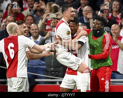 AMSTERDAM - (lr) Dusan Tadic d'Ajax, Davy Klaassen d'Ajax, Steven Berghuis d'Ajax, Sébastien Haller d'Ajax célèbrent le 3-0 lors du match hollandais entre Ajax Amsterdam et sc Heerenveen dans le Johan Cruijff Arena le 11 mai 2022 à Amsterdam, aux pays-Bas. ANP OLAF KRAAK Banque D'Images