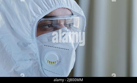 Portrait de l'arabe fatigué stressé espagnol médecin homme visage et yeux dans les lunettes de sécurité et masque de protection uniforme médical spécial regardant Banque D'Images