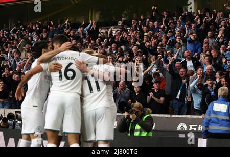 Wolverhampton, Angleterre, 11th mai 2022. Les fans de Manchester City célèbrent le premier but du match de la Premier League à Molineux, Wolverhampton. Le crédit photo doit être lu : Darren Staples / Sportimage Banque D'Images