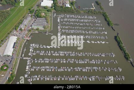 Hambourg, Allemagne. 11th mai 2022. Les voiliers et les bateaux à moteur sont amarrés aux jetées de la marina de Hambourg. Credit: Marcus Brandt/dpa/Alay Live News Banque D'Images