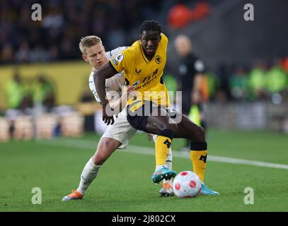 Wolverhampton, Angleterre, 11th mai 2022. Oleksandr Zinchenko, de Manchester City, s'attaque au Chiquinho de Wolverhampton Wanderers lors du match de la Premier League à Molineux, Wolverhampton. Le crédit photo doit être lu : Darren Staples / Sportimage Banque D'Images