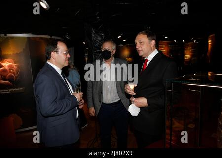 Generaldirektor der Senckenberg Gesellschaft Prof. Dr. Klement Tockner und Prof. Willi Xylander BEI der Ausstellungseröffnung 'die dünne Haut der Erde Banque D'Images