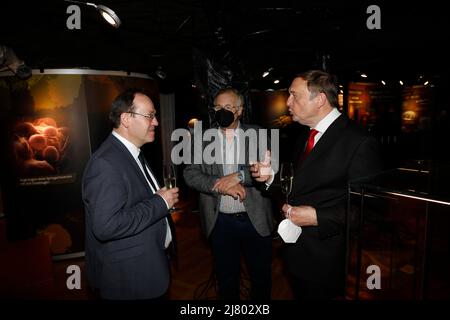 Generaldirektor der Senckenberg Gesellschaft Prof. Dr. Klement Tockner und Prof. Willi Xylander BEI der Ausstellungseröffnung 'die dünne Haut der Erde Banque D'Images