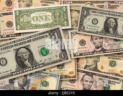 Gros plan sur les billets en dollars américains. DOLLARS AMÉRICAINS dans différentes devises. Banque D'Images
