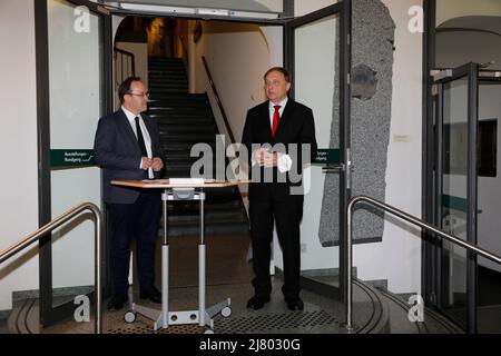 Generaldirektor der Senckenberg Gesellschaft Prof. Dr. Klement Tockner und Prof. Willi Xylander BEI der Ausstellungseröffnung 'die dünne Haut der Erde Banque D'Images