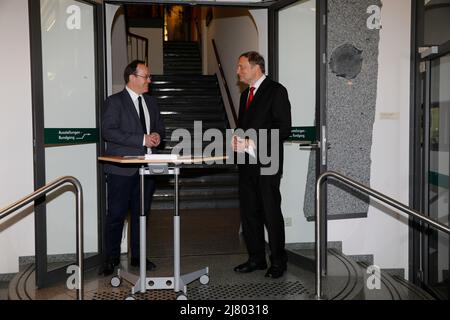 Generaldirektor der Senckenberg Gesellschaft Prof. Dr. Klement Tockner und Prof. Willi Xylander BEI der Ausstellungseröffnung 'die dünne Haut der Erde Banque D'Images