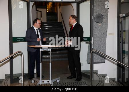 Generaldirektor der Senckenberg Gesellschaft Prof. Dr. Klement Tockner und Prof. Willi Xylander BEI der Ausstellungseröffnung 'die dünne Haut der Erde Banque D'Images