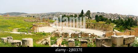 Une vue panoramique des colonnes du cardo Maximus, ancienne ville romaine de Gerasa d'Antiquité, Jerash Banque D'Images