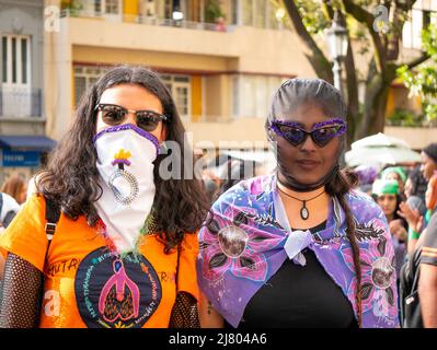 Medellin, Antioquia, Colombie - Mars 8 2022: Femmes avec leur visage couvert de Scarves ou de masques étranges à la Marche féministe le jour de la femme Banque D'Images