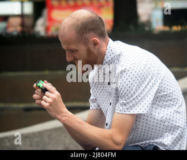 New York, New York, États-Unis. 11th mai 2022. Un homme utilise un appareil photo jetable de l'ancienne école à Columbus Circle à New York le 11 mai 2022. (Image de crédit : © Debra L. Rothenberg/ZUMA Press Wire) Banque D'Images