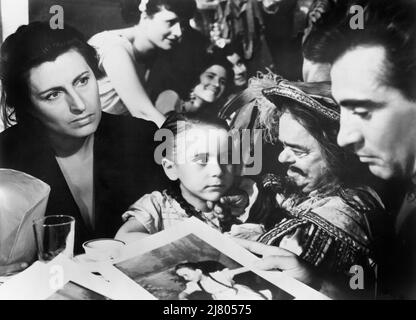 Anna Magnani, Tina Apicella, sur le tournage du film italien, 'Bellissima', CEI Incom, Embassy Pictures Corp., 1966 Banque D'Images