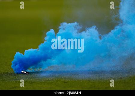 11th mai 2022 ; Molineux Stadium, Wolverhampton, West Midlands, Angleterre ; Premier League football, Wolverhampton Wanderers versus Manchester City : une bombe à poudre est lancée sur le terrain après le deuxième but de Manchester City&#x2019;s. Banque D'Images