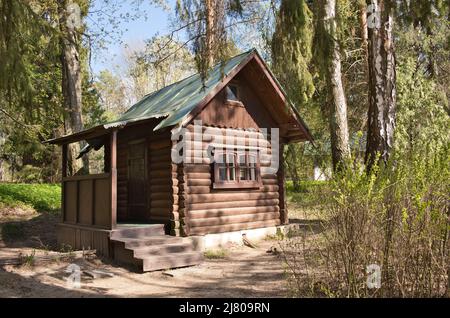 Petite maison en bois en forêt. Cabane en bois de Forester ou de chasseur parmi les arbres. Banque D'Images