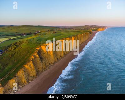 West Bay, Dorset, Royaume-Uni. 11th mai 2022. Météo Royaume-Uni. Vue depuis l'air des falaises de grès de la station balnéaire de West Bay à Dorset, baignée de soleil le soir. Crédit photo : Graham Hunt/Alamy Live News Banque D'Images