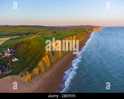 West Bay, Dorset, Royaume-Uni. 11th mai 2022. Météo Royaume-Uni. Vue depuis l'air des falaises de grès de la station balnéaire de West Bay à Dorset, baignée de soleil le soir. Crédit photo : Graham Hunt/Alamy Live News Banque D'Images