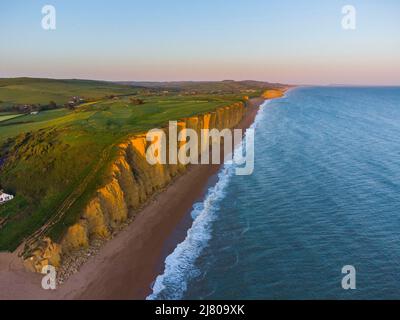 West Bay, Dorset, Royaume-Uni. 11th mai 2022. Météo Royaume-Uni. Vue depuis l'air des falaises de grès de la station balnéaire de West Bay à Dorset, baignée de soleil le soir. Crédit photo : Graham Hunt/Alamy Live News Banque D'Images