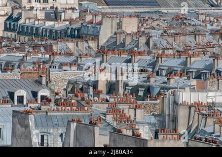 Une vue sur les bâtiments de Paris, vue de la Basilique Sacré-Cœur: Toitures en étain et forêts de cheminées en argile; au loin se trouve le toit de la gare Banque D'Images