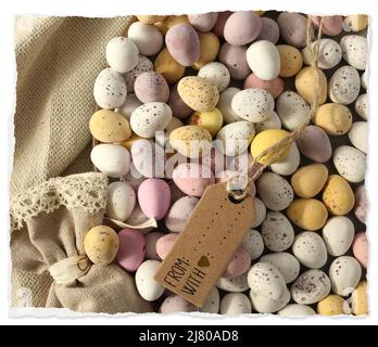 Bonne carte de pâques. Œufs doux, soleil du matin, vue sur le dessus, étiquette cadeau pour maquette Banque D'Images