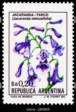 MOSCOU, RUSSIE - 10 AVRIL 2022 : le timbre-poste imprimé en Argentine montre Jacaranda (Jacaranda mimosifolia), série de fleurs, vers 1982 Banque D'Images