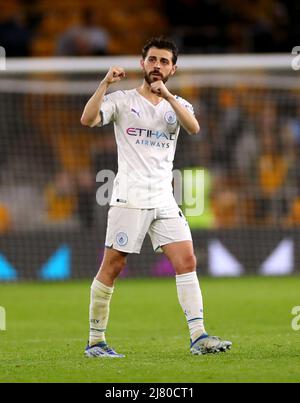 Bernardo Silva de Manchester City se présente aux fans à la fin du match de la Premier League au stade Molineux, Wolverhampton. Date de la photo: Mercredi 11 mai 2022. Banque D'Images