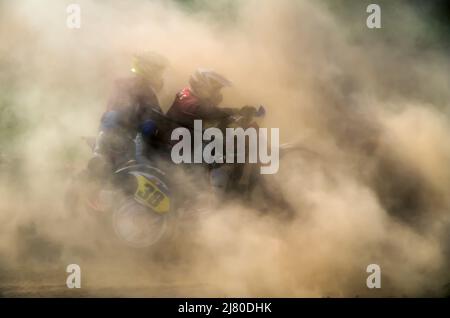 Moto avec side-car sur piste poussiéreuse de motocross Banque D'Images