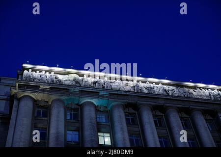 fenêtres de nuit éclairées des maisons de la ville Banque D'Images