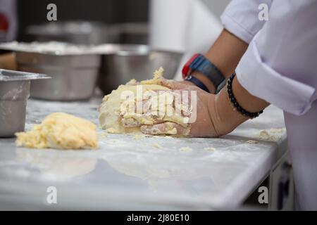 Un étudiant en gastronomie qui fait de la pâte pour la tarte aux pommes Banque D'Images