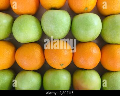 Vue en hauteur des rangées de pommes et d'oranges fraîches Banque D'Images