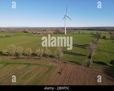 Éolienne en paysage rural, Champdeniers-Saint-Denis, deux-Sèvres, France Banque D'Images