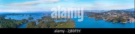 Photographie en exposition prolongée d'un panorama à l'œil nu du paysage marin de Kujūkushima avec des îles qui se trouvent au large de sasebo célèbre pour sa côte dentée Banque D'Images