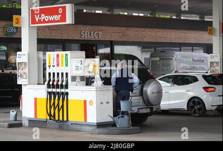 Berlin, Allemagne. 11th mai 2022. Un homme alimente un véhicule à une station-service de Berlin, capitale de l'Allemagne, le 11 mai 2022. Le taux d'inflation de l'Allemagne en avril a atteint 7,4 pour cent dans le contexte de la flambée des prix de l'énergie, selon des chiffres confirmés publiés mercredi par l'Office fédéral des statistiques (Destatis). Credit: Stefan Zeitz/Xinhua/Alay Live News Banque D'Images