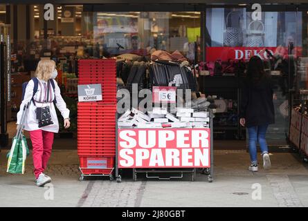 Berlin, Allemagne. 11th mai 2022. Les clients sont vus dans un magasin à Berlin, capitale de l'Allemagne, le 11 mai 2022. Le taux d'inflation de l'Allemagne en avril a atteint 7,4 pour cent dans le contexte de la flambée des prix de l'énergie, selon des chiffres confirmés publiés mercredi par l'Office fédéral des statistiques (Destatis). Credit: Stefan Zeitz/Xinhua/Alay Live News Banque D'Images