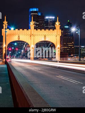 Circulation traversant le pont de Smithfield Street Bridge la nuit, Pittsburgh, Pennsylvanie, États-Unis Banque D'Images