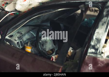 partie avant d'une voiture endommagée pleine de déchets. Photo de haute qualité Banque D'Images