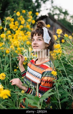 Portrait de la femme hippie pensive smiling portant un tissu coloré Banque D'Images