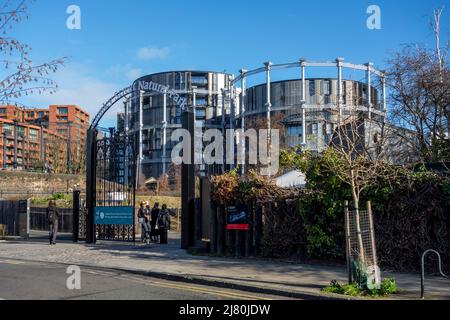 Camley Street Natural Park avec Gasdétenteurs London appartements derrière, Kings Cross, Londres, Royaume-Uni Banque D'Images