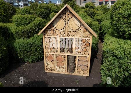 Insecte hôtel aka bug hôtel aka insecte maison dans un jardin Banque D'Images