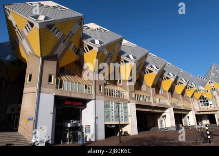 Les maisons cubes (en néerlandais : kubuswoningen) sont un ensemble de maisons innovantes construites à Helmond et Rotterdam aux pays-Bas, conçues par l'architecte Piet Blom Banque D'Images