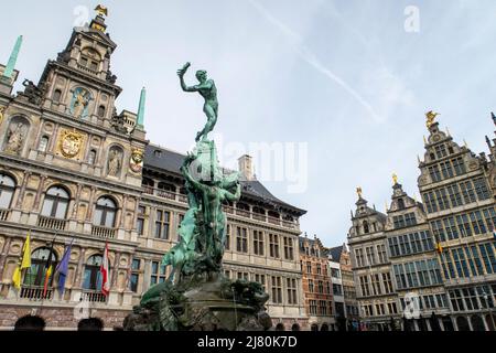 Le monument de Brabo devant l'hôtel de ville d'Anvers, alias Stadhuis van Antwerpen - place centrale de grote markt à Anvers, Belgique, Europe Banque D'Images