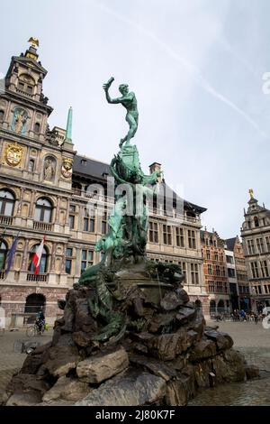 Le monument de Brabo devant l'hôtel de ville d'Anvers, alias Stadhuis van Antwerpen - place centrale de grote markt à Anvers, Belgique, Europe Banque D'Images
