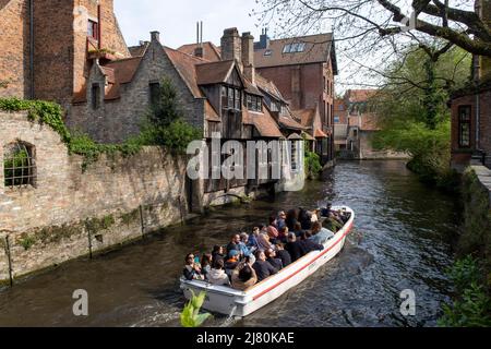 Bateau d'excursion plein de touristes naviguant sur les canaux de Gand, Belgique, Europe Banque D'Images