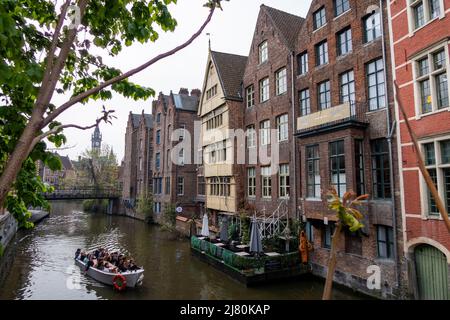 Bateau d'excursion plein de touristes naviguant sur les canaux de Gand, Belgique, Europe Banque D'Images