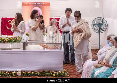 Mumbai, Inde. 11th mai 2022. MUMBAI, INDE - MAI 11: L'acteur Bollywood Amitabh Bachchan et sa femme Jaya Bachchan versent leurs derniers respects au Santoor maestro Pandit Shivkumar Sharma à sa résidence Juhu le 11 mai 2022 à Mumbai, Inde. (Photo de Pratik Chorge/Hindustan Times/Sipa USA) crédit: SIPA USA/Alay Live News Banque D'Images